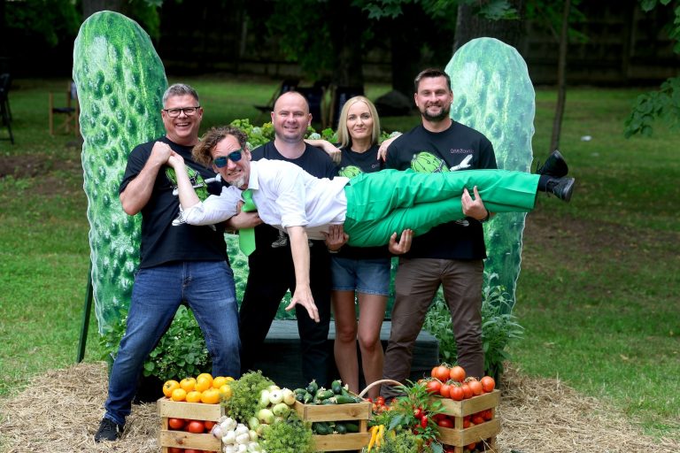 Agurkų festivalyje tūkstančiai žmonių žengė žaliuoju podiumu