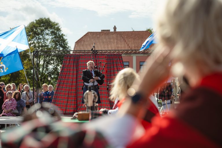 Skambančios turgaus aikštės I