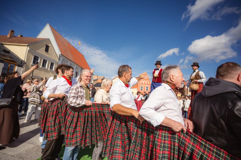 Skambančios turgaus aikštės I