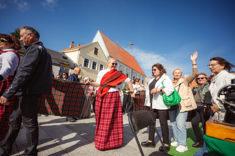Skambančios turgaus aikštės I