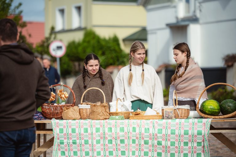 Skambančios turgaus aikštės I
