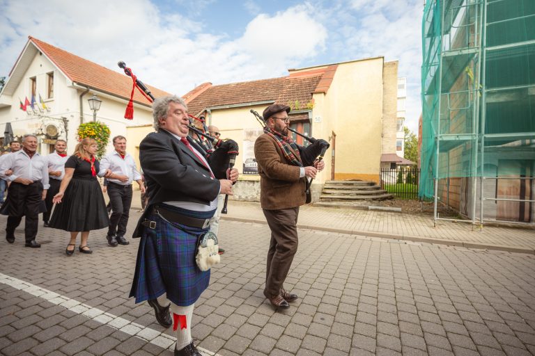 Skambančios turgaus aikštės I
