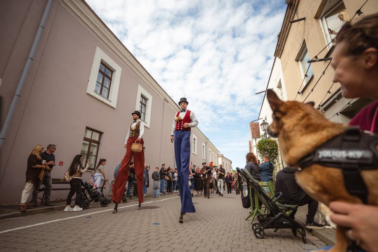 Skambančios turgaus aikštės I