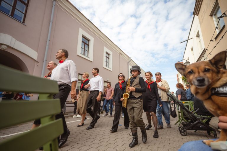 Skambančios turgaus aikštės I