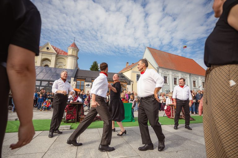 Skambančios turgaus aikštės I