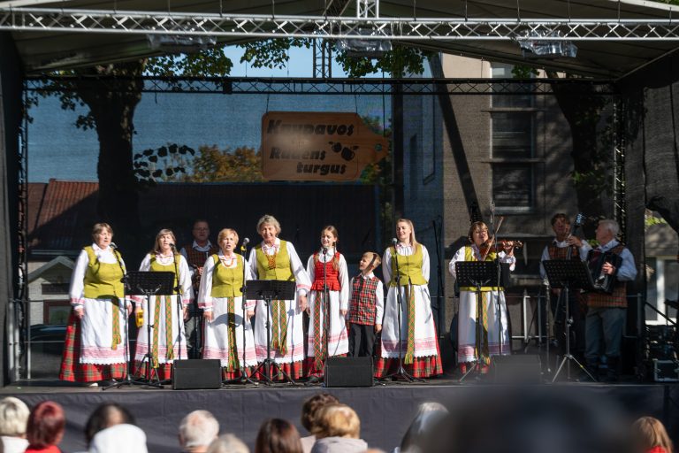 Skambančios turgaus aikštės II