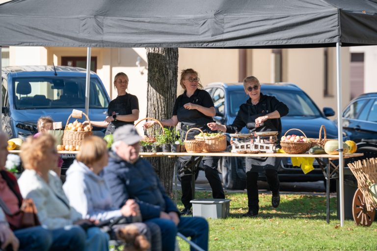 Skambančios turgaus aikštės II