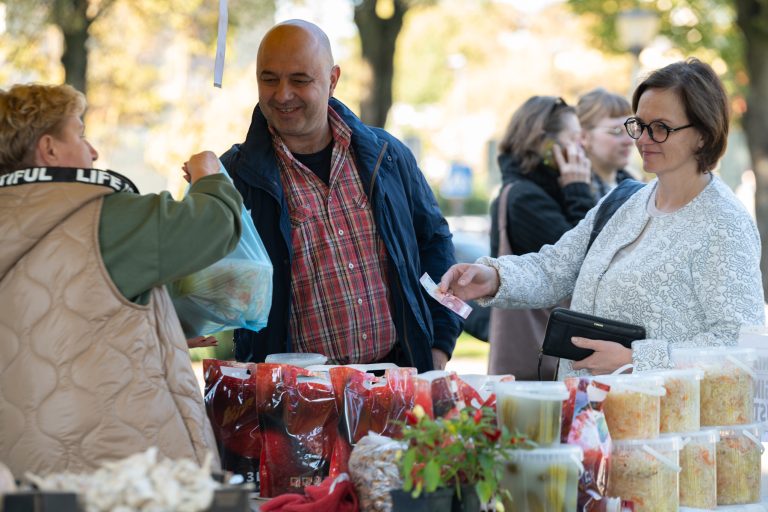 Skambančios turgaus aikštės II