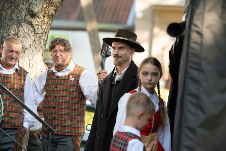 Skambančios turgaus aikštės II
