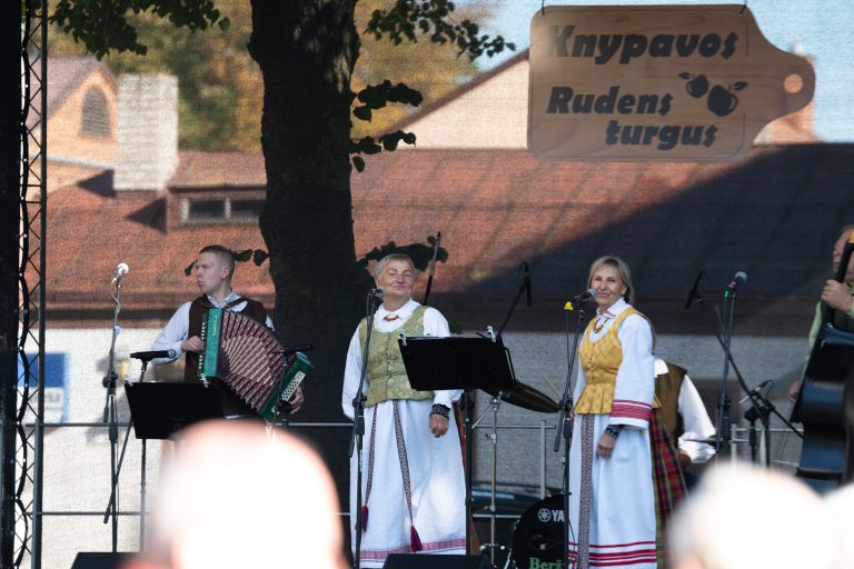 Skambančios turgaus aikštės II