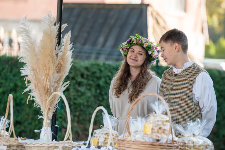 Skambančios turgaus aikštės II