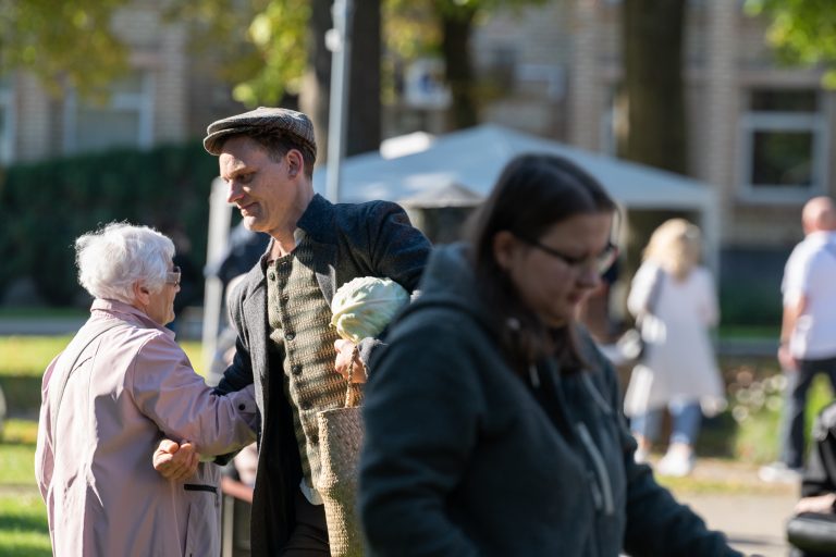 Skambančios turgaus aikštės II
